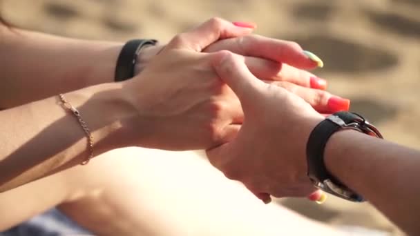 Sevdiklerimiz Birbirini Elleriyle Okşar — Stok video