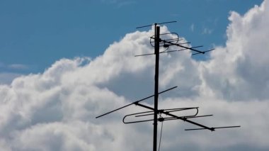 Bulutlar gökyüzünde hızla süzülüyor