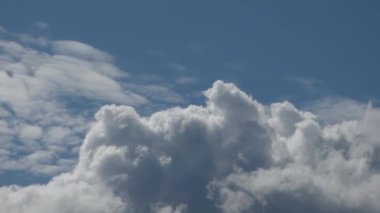 Bulutlar gökyüzünde hızla süzülüyor