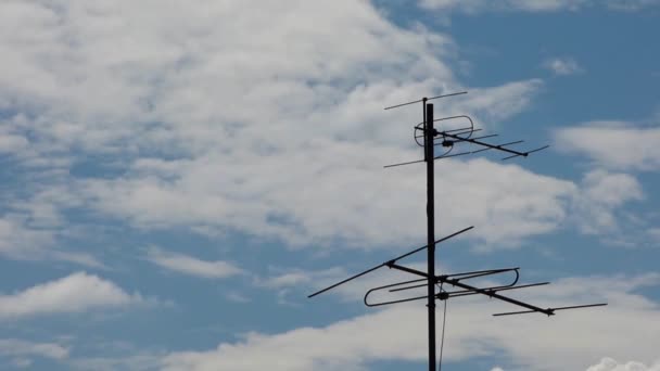 Bulutlar Gökyüzünde Hızla Süzülüyor — Stok video
