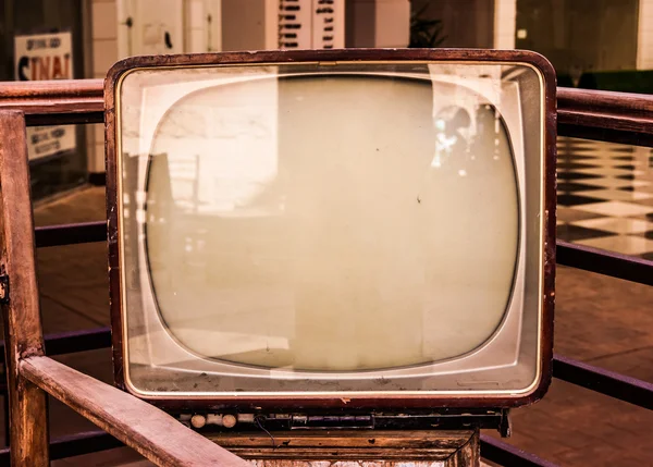 Retro TV, televisão antiga em um fundo de tijolo e madeira — Fotografia de Stock