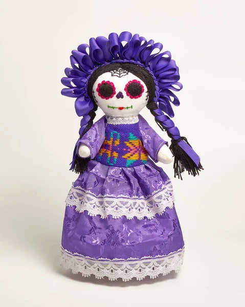 Hermosa y colorida mueca artesanal mexicana disfrazada de catrina para el dia de muertos