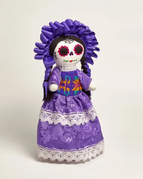Hermosa y colorida mueca artesanal mexicana disfrazada de catrina para el dia de muertos