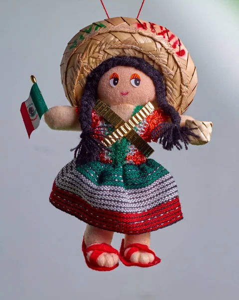 Hermosa y colorida mueca artesanal mexicana