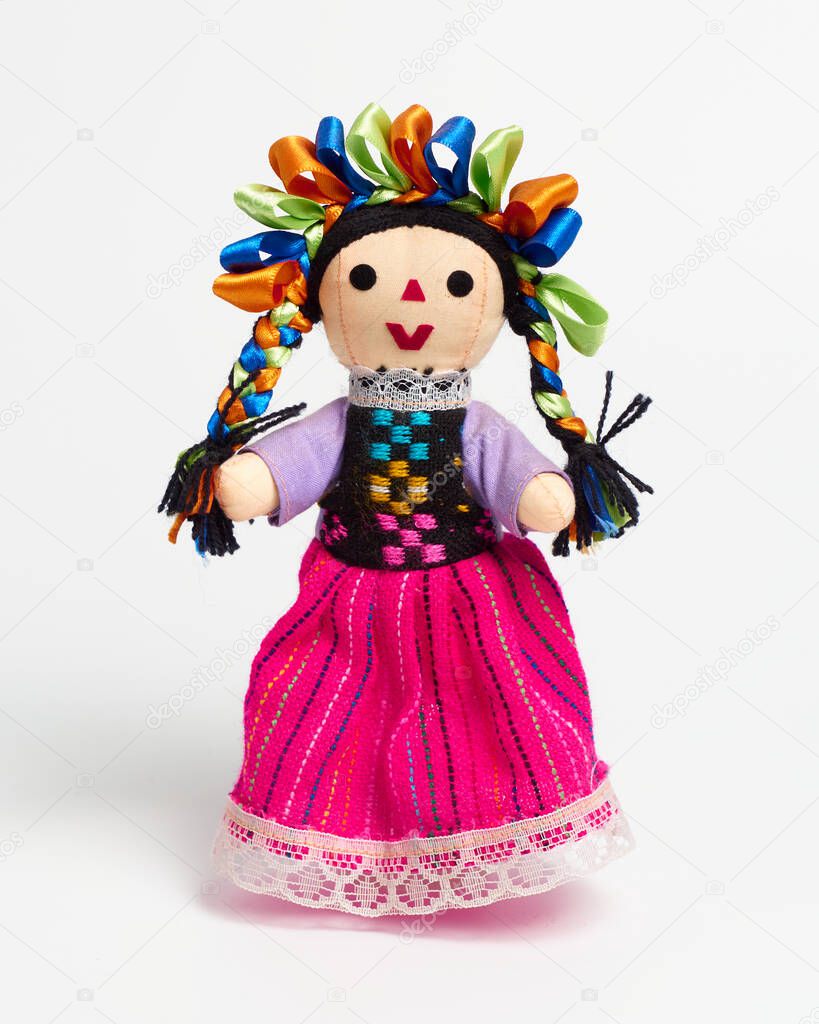Hermosa y colorida mueca artesanal mexicana
