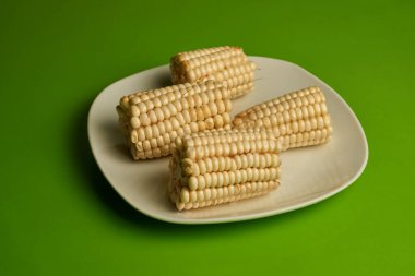 Yeşil zemin üzerinde mısır tabakası