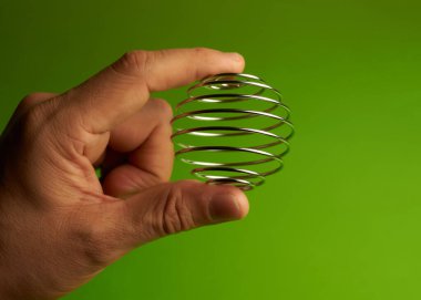 Yüzüğü sola eğik kıvrılmış tel