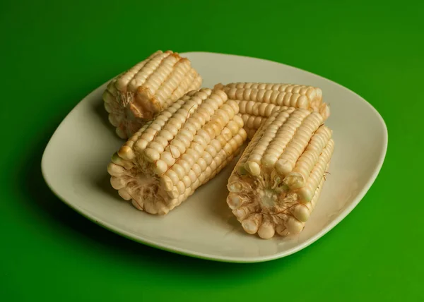 Yeşil zemin üzerinde mısır tabakası