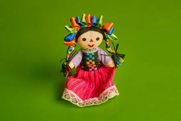 Colorida Mueca Tradicional Mexicana Sobre Fondo Verde — 스톡 사진