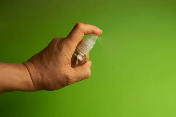 Mano presionando atomizador de alkol para hijyen kişisel