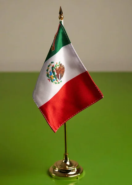 Bandera de Mexico, smbolo nacional con colores patrios verde, blanco y rojo