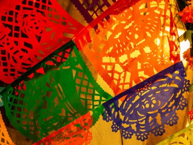 Canlı bir kağıt fener gösterisi, her biri eşsiz bir renk kombinasyonu ve sıvazlama ile tasarlanmış. Meksika Ölüler Günü geleneği, adaklar, yemek, renkler, dekorasyonlar ve papel picado, La Catrina.