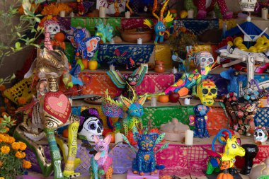 Kafatasları ve kelebekleri de içeren renkli bir Meksika sanatı ve süslemesi. Meksika Ölüler Günü geleneği, adaklar, yemek, renkler, dekorasyonlar ve papel picado, La Catrina.