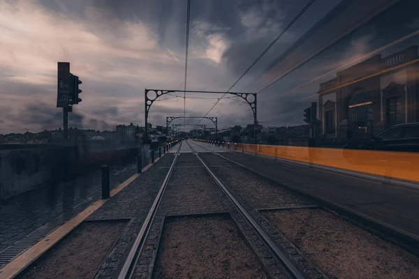 Portekiz, Oporto 'daki I. Luis Köprüsü üzerinde bir tramvay hattı..