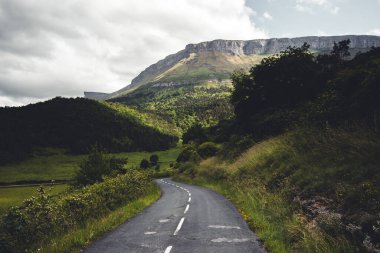 Bask ülkesindeki Aiaraldea Vadisi boyunca uzanan harika manzara yolu..