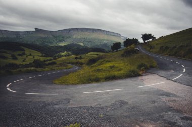 Bask Bölgesi 'ndeki Aiaraldea Vadisi boyunca uzanan büyük eğri arazi yolu.