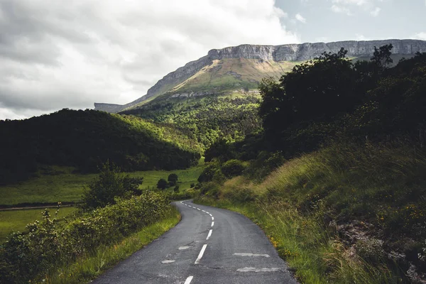 Bask ülkesindeki Aiaraldea Vadisi boyunca uzanan harika manzara yolu..