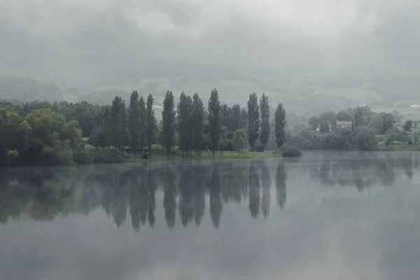 Amanecer en calma en el pantano de Marono, Pas Vasco.
