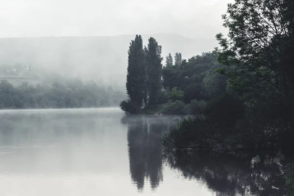 Amanecer en calma en el pantano de Marono, Pas Vasco.