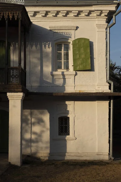 İki katlı bir evin klasik panjurları.