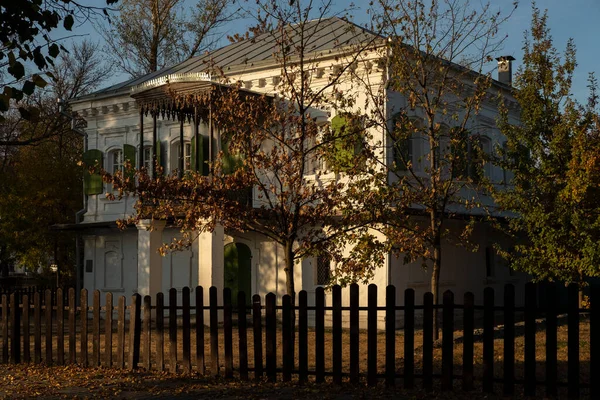Старый Двухэтажный Дом Осенью — стоковое фото
