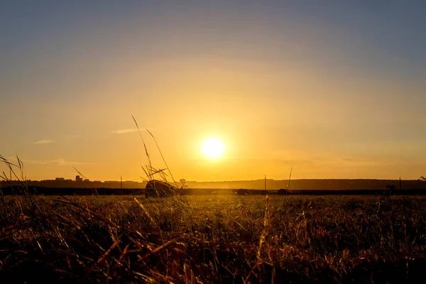 Sonbahardan sonra arka planda güzel bir günbatımı