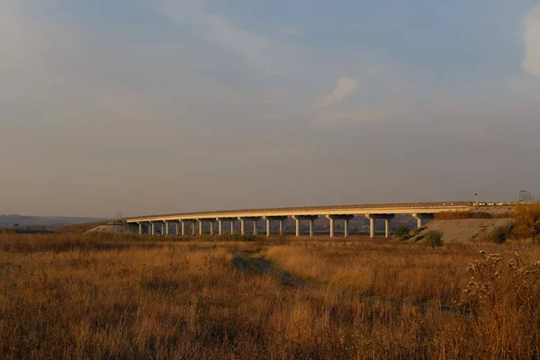 Sonbahar tarlasında nehir üzerinde köprü