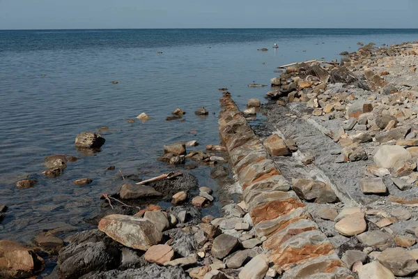 Mavi denizdeki kayalık sahil