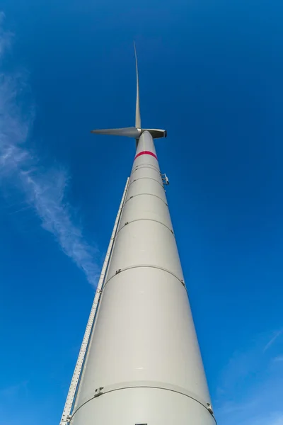 Větrník pod modrou oblohou — Stock fotografie