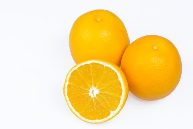 Beyaz arka planda taze portakal meyvesi