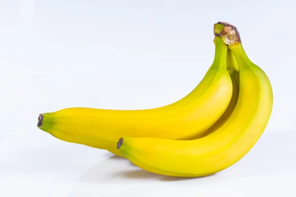 Plátanos frescos sobre un fondo blanco —  Fotos de Stock
