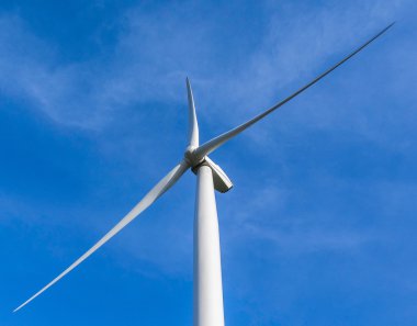 Rüzgar Türbini mavi gökyüzü altında