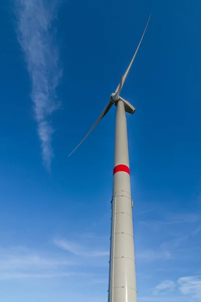 Větrná turbína pod modrou oblohou — Stock fotografie