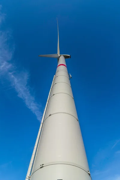 Turbina eólica sob o céu azul — Fotografia de Stock