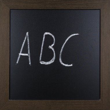 bir kara tahta üzerinde el yazısı Abc
