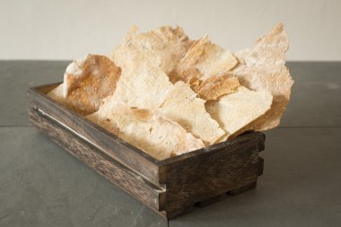 Bir restoranda ev yapımı flatbreads