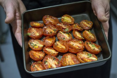 Fırın kavrulmuş domates yarım