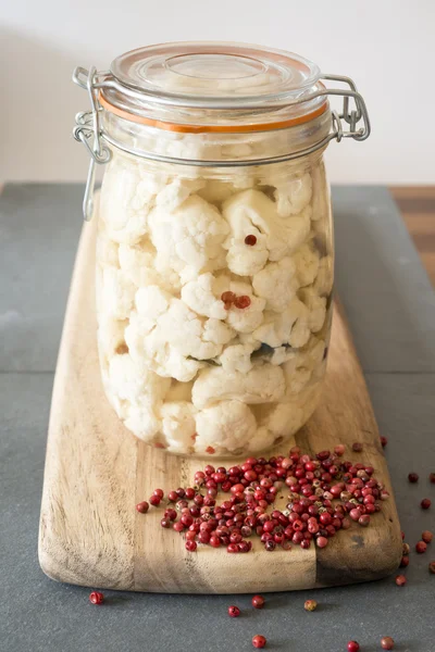 Bir kavanoz turşu cauliflowe