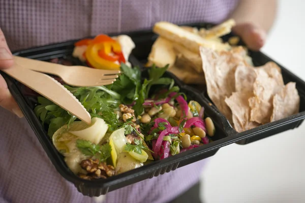 Hombre sosteniendo una caja de bento — Foto de Stock