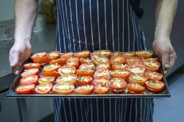 Tomatenhälften auf einem Backblech — Stockfoto