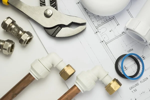 Sıhhi tesisat eşyaları üzerinde ev planı, yakın çekim