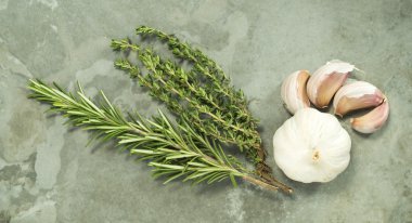 Biberiye, kekik ve sarımsak yeşil arduvaz arka plan üzerinde