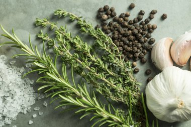 Biberiye, kekik, sarımsak, tuz ve biber yeşil kayrak Backgrou üzerinde