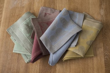 Placemats ve çeşitli renk peçete ahşap yüzeyde katlanmış