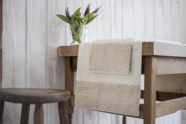 Kahverengi balıksırtı tasarımı ile beyaz havlu çifti