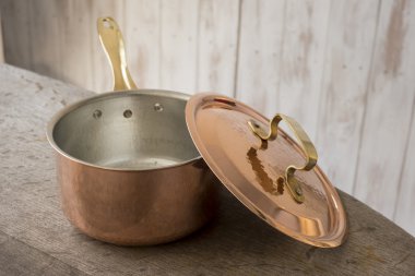 Boş bir bakır tencere kapağı ile birlikte