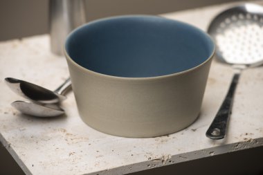 Bir boş bej düz dipli çorba kasesi