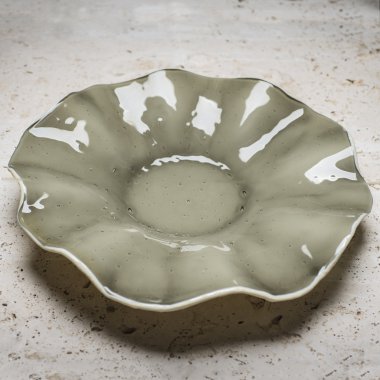 Bir yeşil çiçek şeklindeki taş tezgah üzerinde kase hizmet