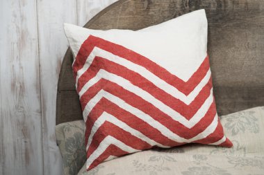 Kırmızı zikzak tasarım ile kare beyaz yastığı 