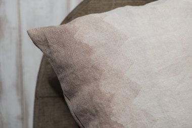 Degrade kahverengi Zigzag yastıkla köşesinde Kapat